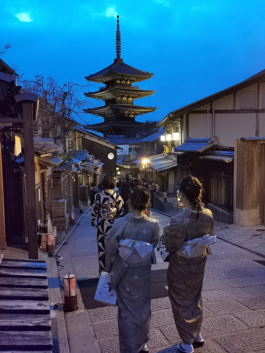 ただいま。
.
.
.
#japantravel #yasakashrine #yasakapagoda #twilight #japantourism #kyoto #ninenzaka #sannenzaka